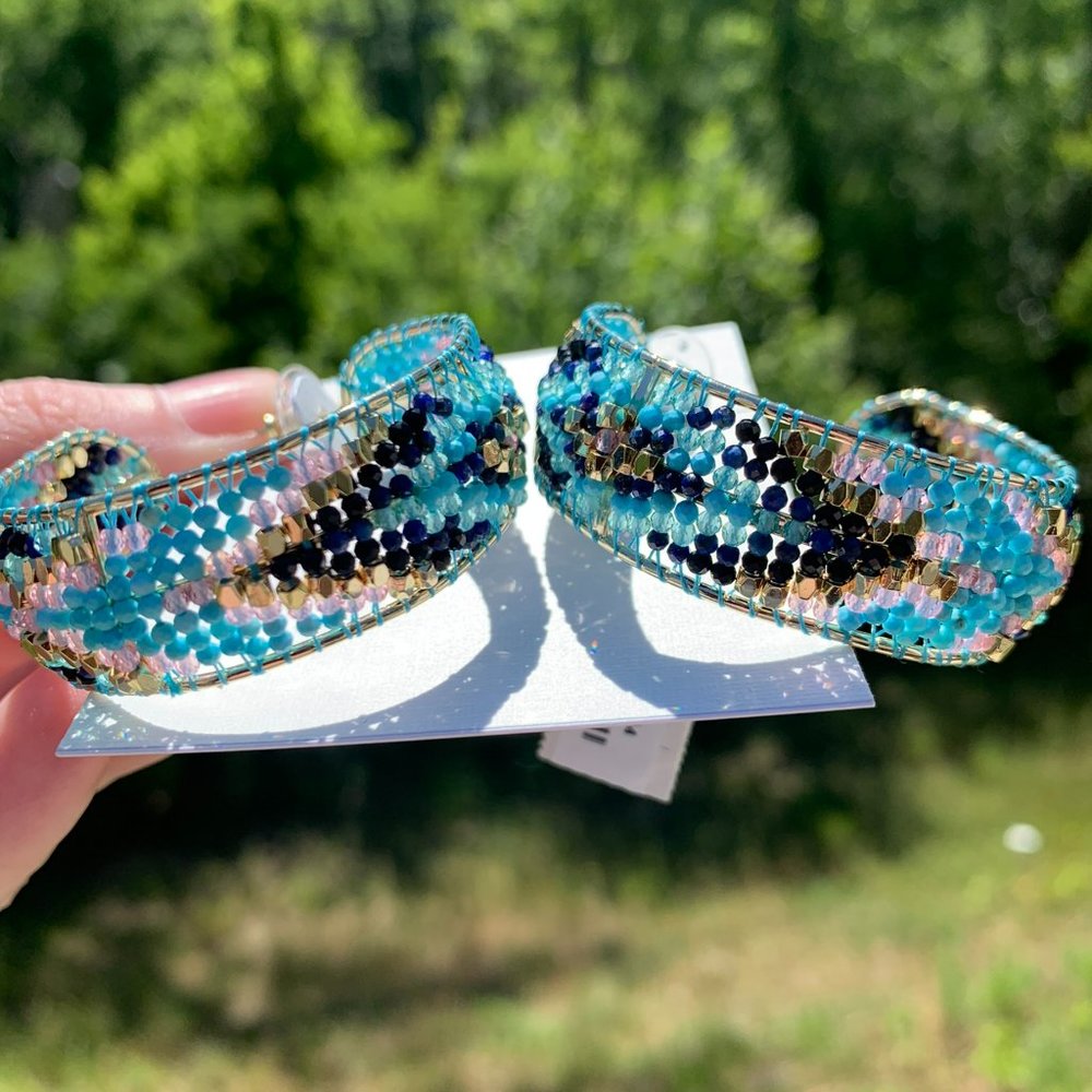 KENDRA SCOTT • Britt Gold Hoop Earrings in Blue Mix - Picture 3 of 13